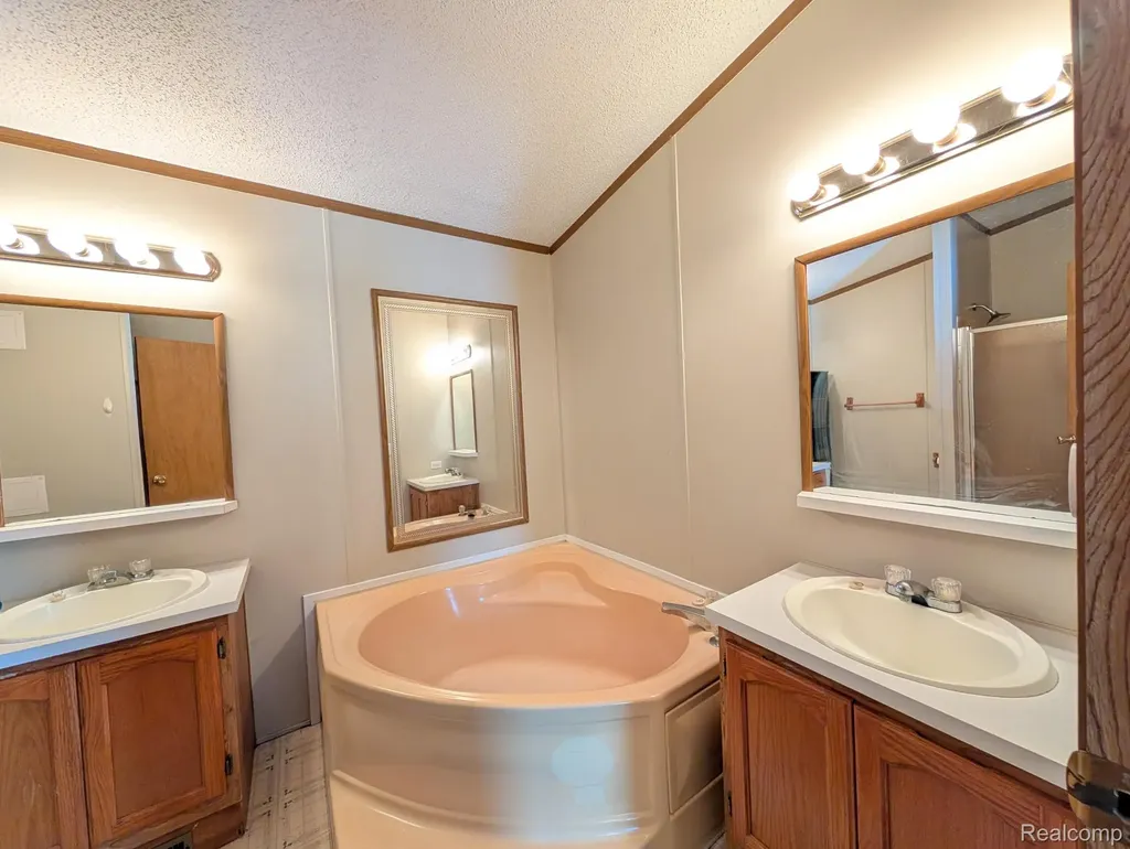 11413 Harbor Cove Fenton City MI 48430