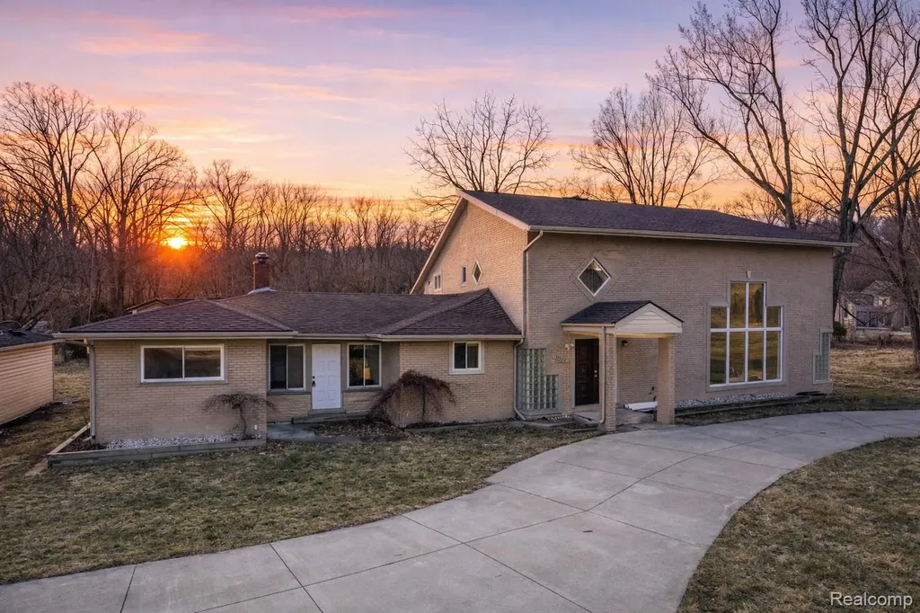 19580 Parke Lane Grosse Ile Township MI 48138