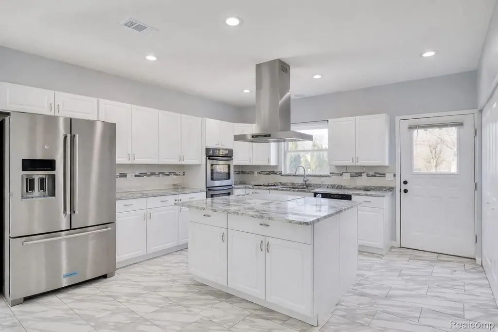 19580 Parke Lane Grosse Ile Township MI 48138