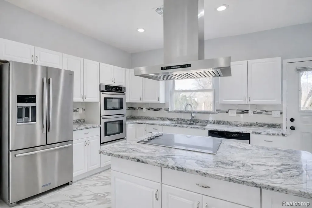 19580 Parke Lane Grosse Ile Township MI 48138