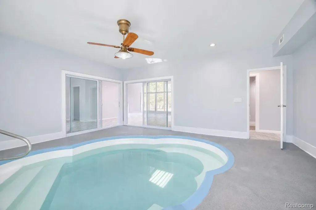 19580 Parke Lane Grosse Ile Township MI 48138