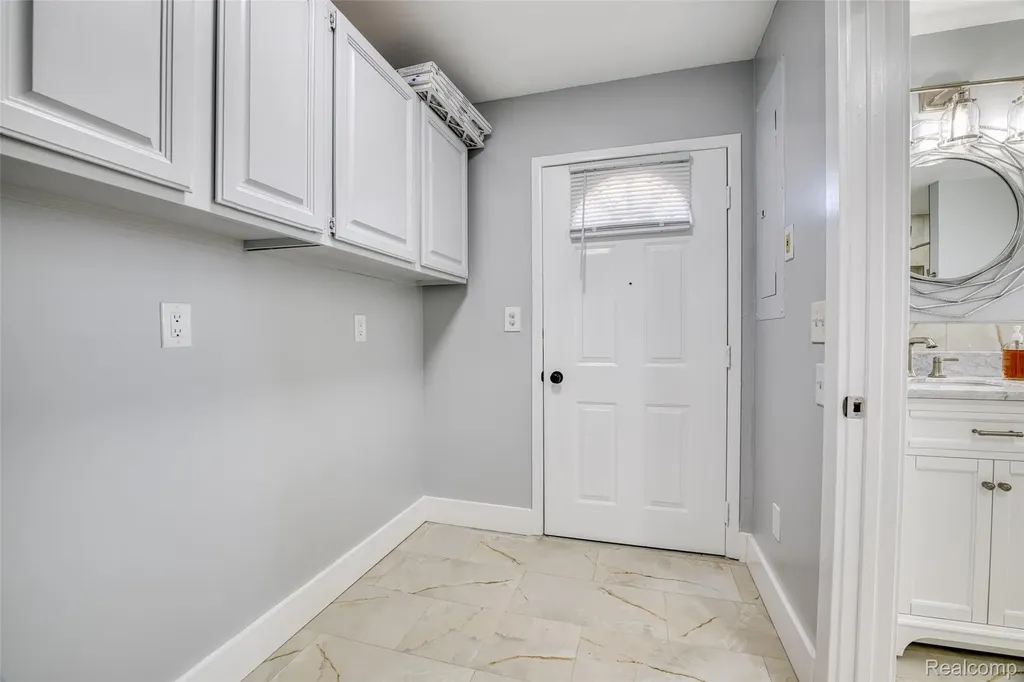 19580 Parke Lane Grosse Ile Township MI 48138