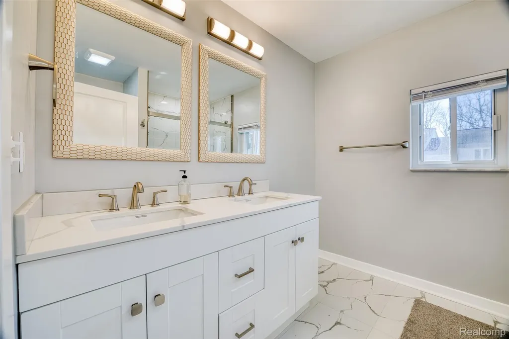 19580 Parke Lane Grosse Ile Township MI 48138