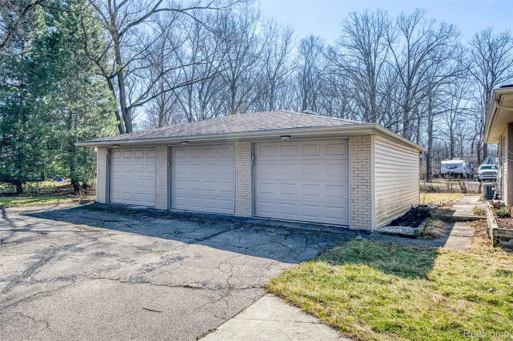 19580 Parke Lane Grosse Ile Township MI 48138