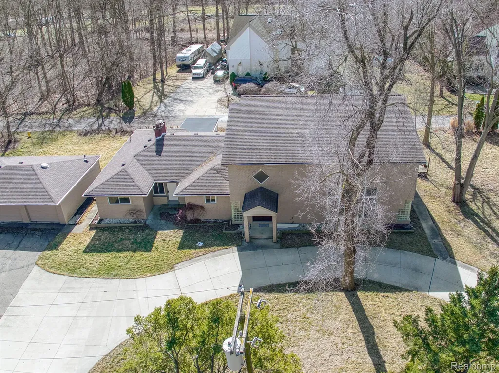 19580 Parke Lane Grosse Ile Township MI 48138
