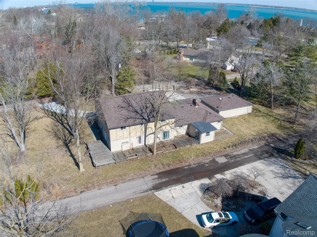 19580 Parke Lane Grosse Ile Township MI 48138