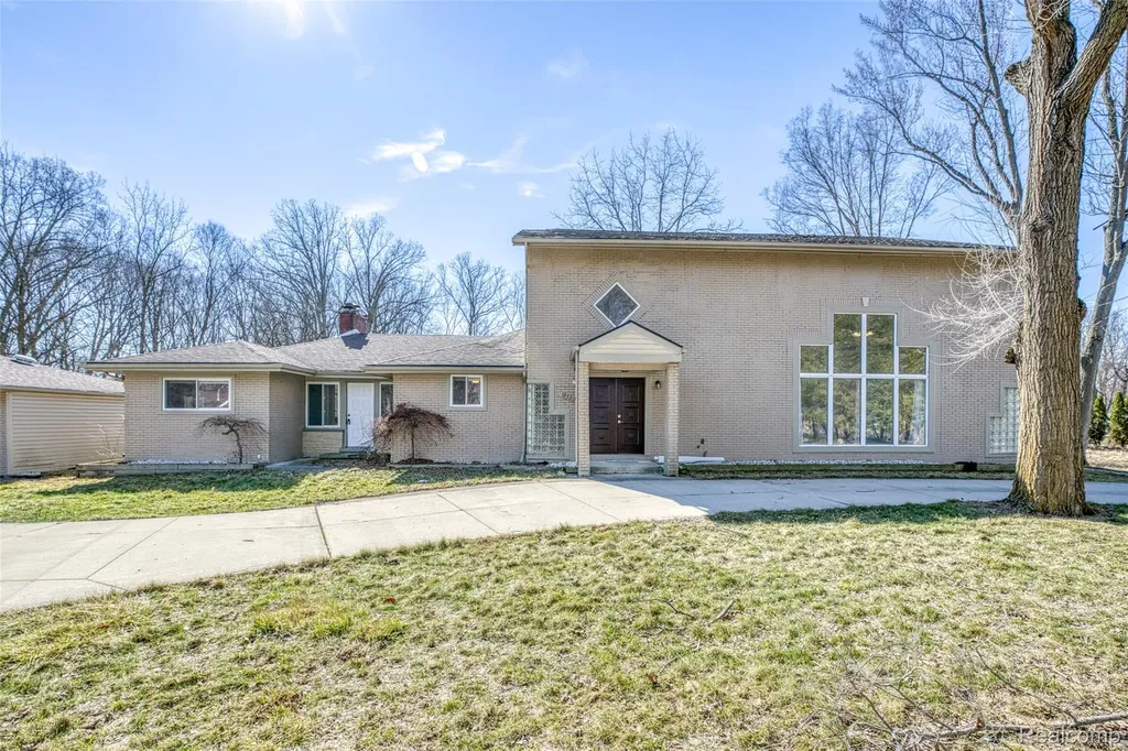 19580 Parke Lane Grosse Ile Township MI 48138