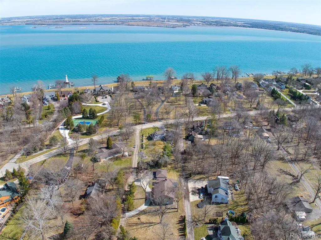 19580 Parke Lane Grosse Ile Township MI 48138