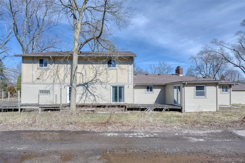 19580 Parke Lane Grosse Ile Township MI 48138