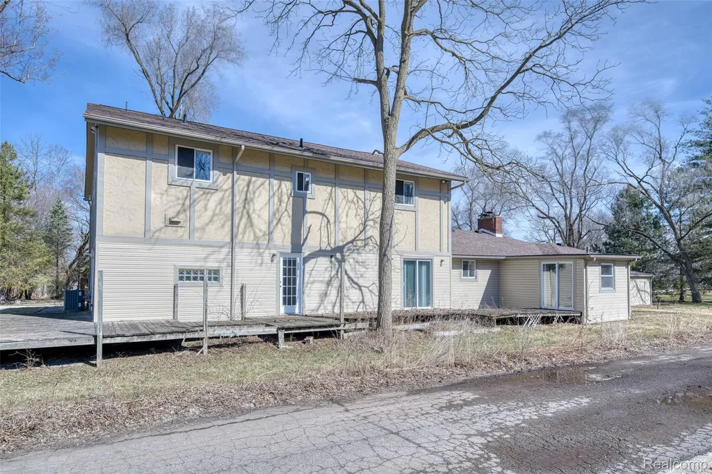 19580 Parke Lane Grosse Ile Township MI 48138