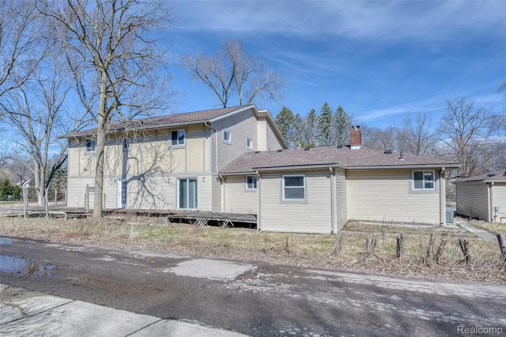 19580 Parke Lane Grosse Ile Township MI 48138
