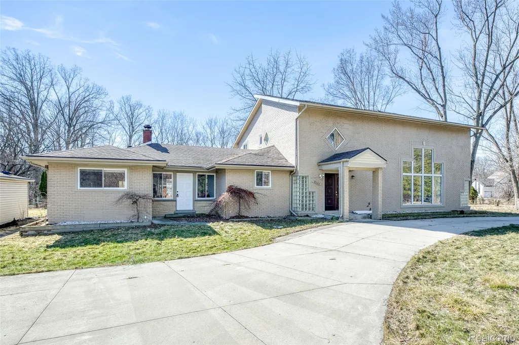 19580 Parke Lane Grosse Ile Township MI 48138