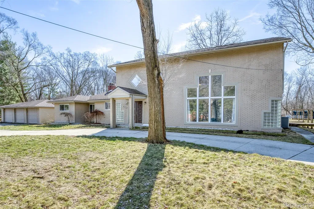 19580 Parke Lane Grosse Ile Township MI 48138