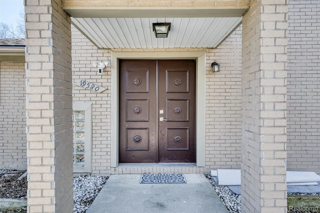 19580 Parke Lane Grosse Ile Township MI 48138