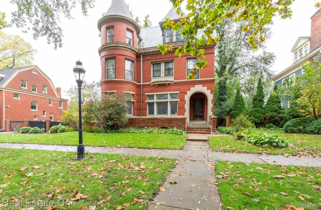 1023 Iroquois Street Detroit City MI 48214