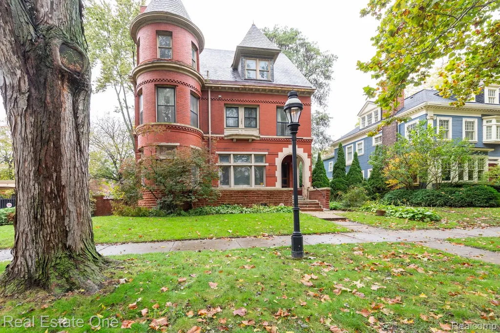 1023 Iroquois Street Detroit City MI 48214