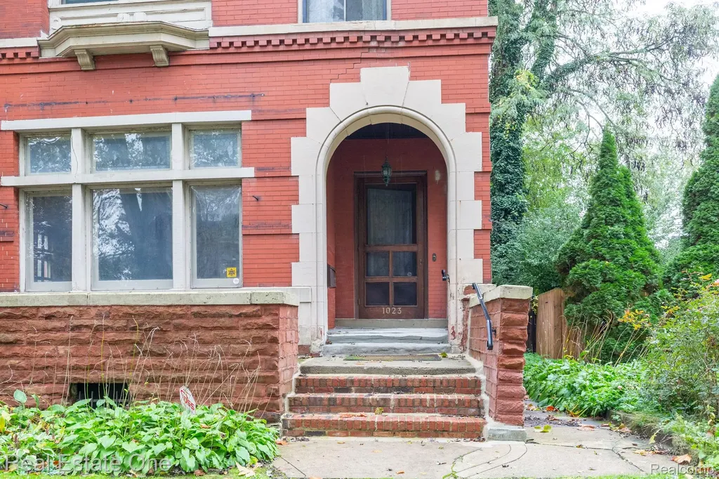 1023 Iroquois Street Detroit City MI 48214