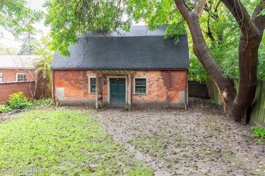 1023 Iroquois Street Detroit City MI 48214