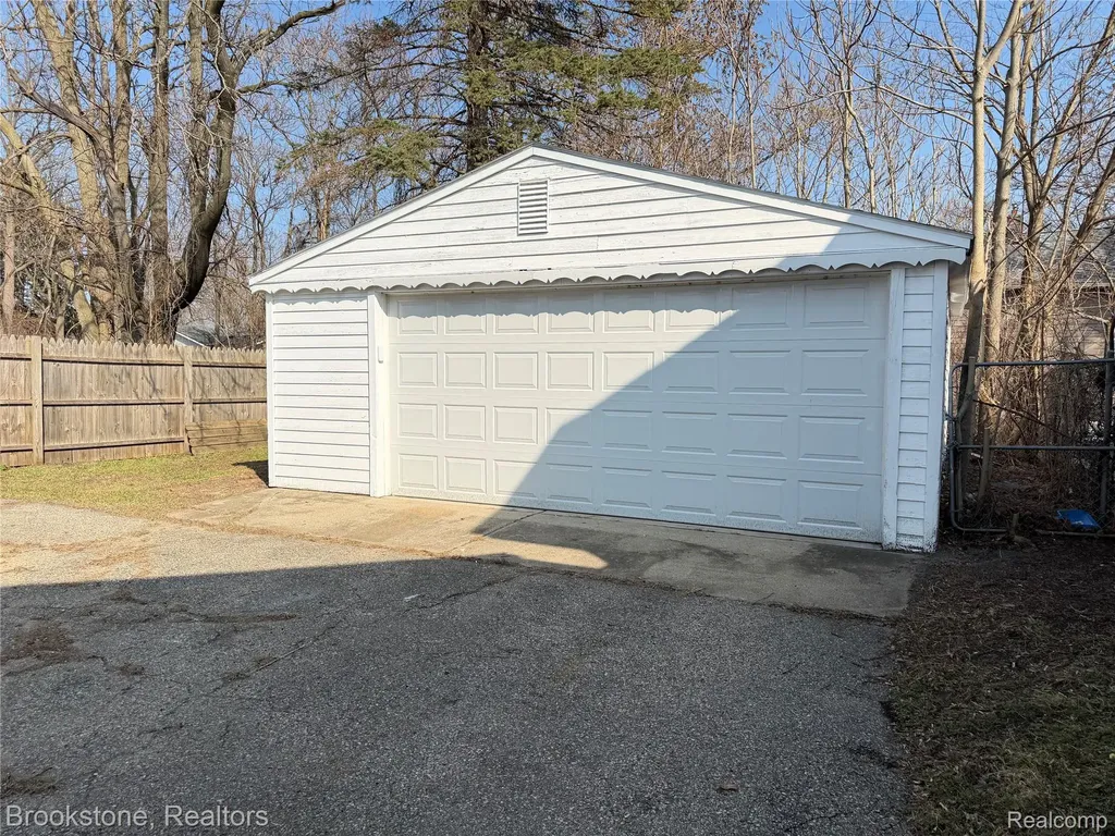 398 N Saginaw Street Pontiac City MI 48342