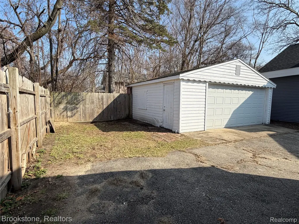 398 N Saginaw Street Pontiac City MI 48342
