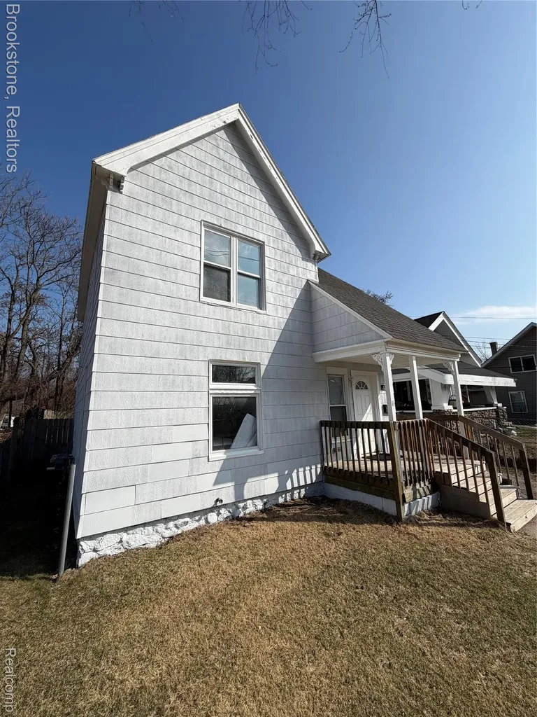 398 N Saginaw Street Pontiac City MI 48342