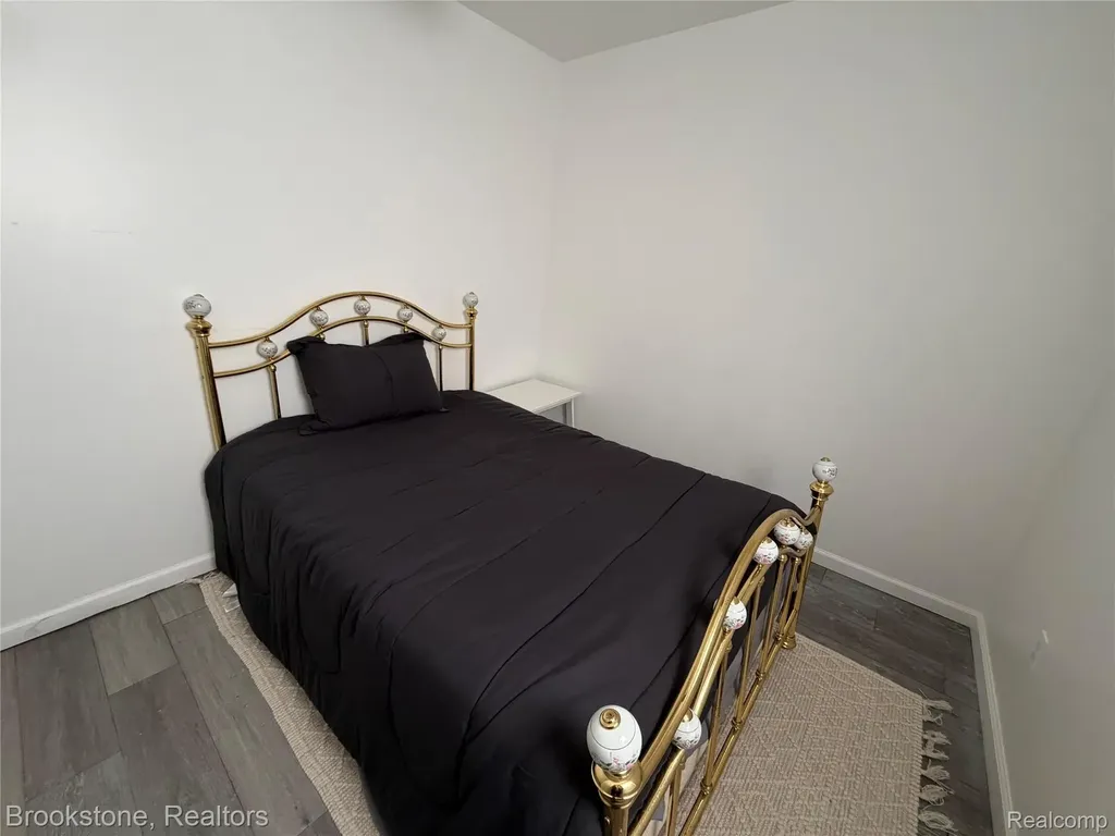 398 N Saginaw Street Pontiac City MI 48342