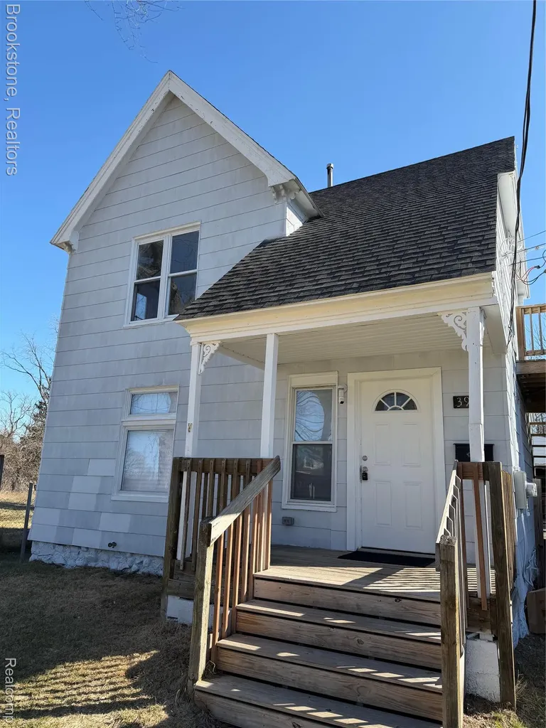 398 N Saginaw Street Pontiac City MI 48342