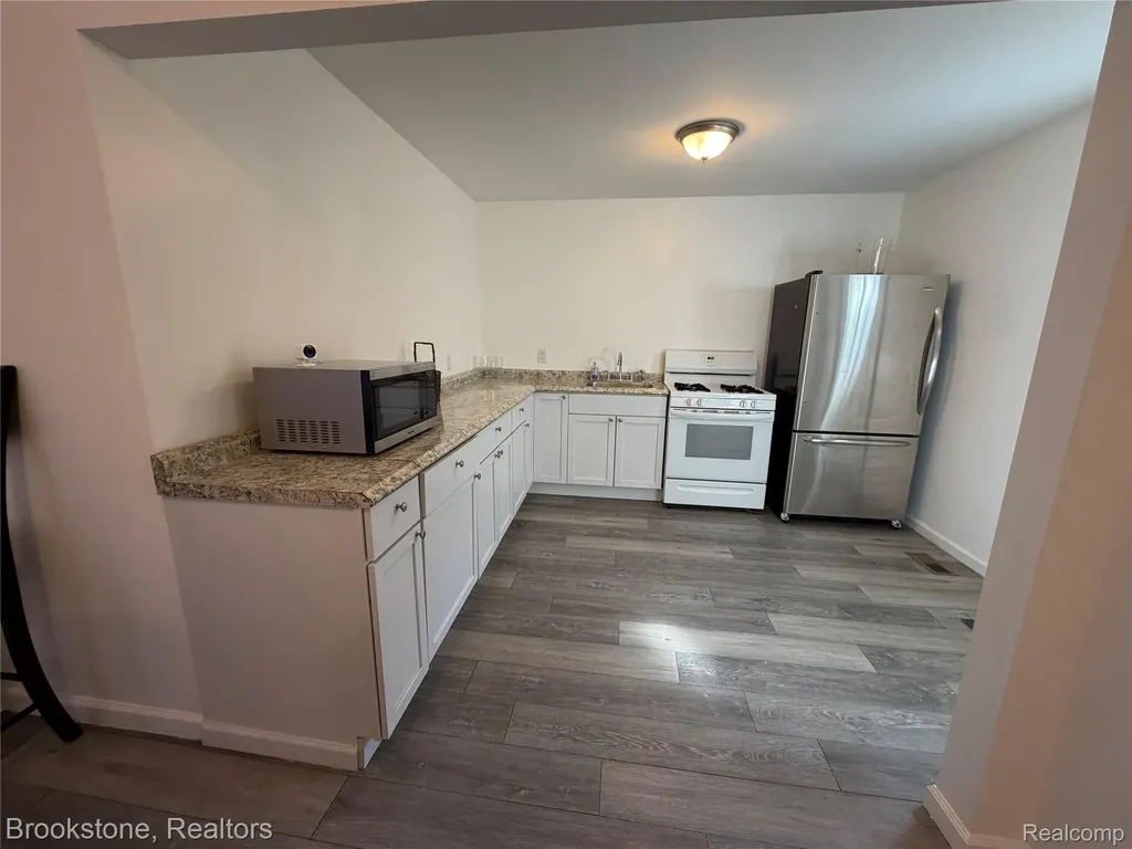 398 N Saginaw Street Pontiac City MI 48342