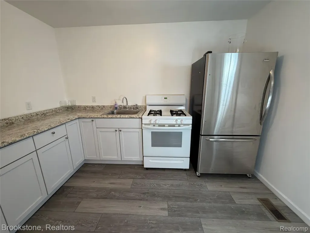 398 N Saginaw Street Pontiac City MI 48342