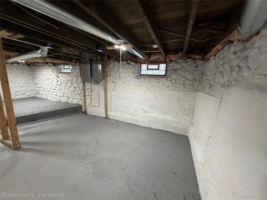 398 N Saginaw Street Pontiac City MI 48342