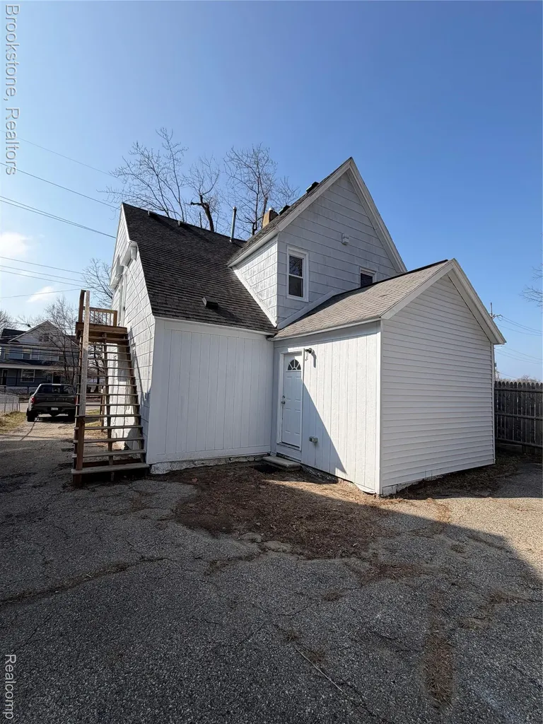 398 N Saginaw Street Pontiac City MI 48342