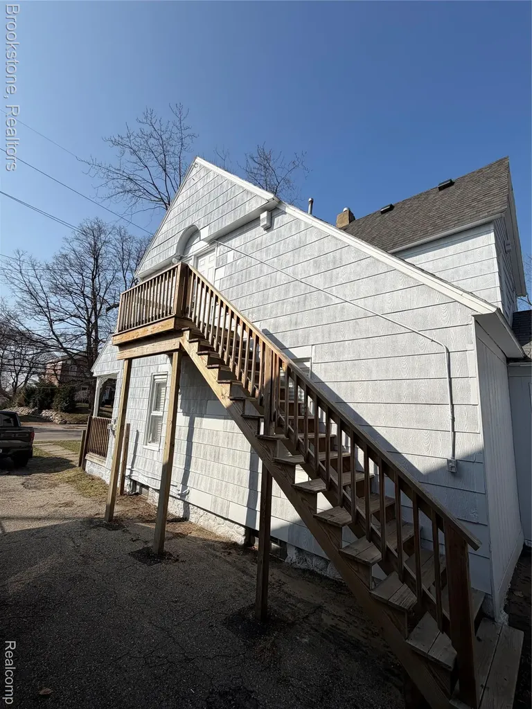398 N Saginaw Street Pontiac City MI 48342