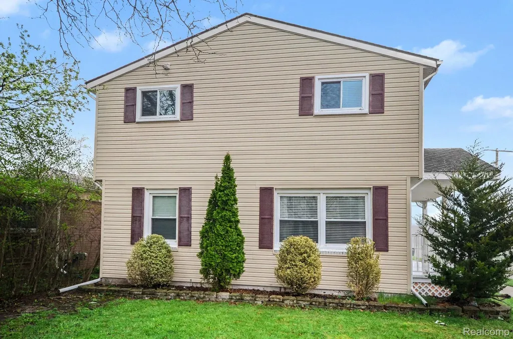 23225 Elaine Street St. Clair Shores City MI 48080