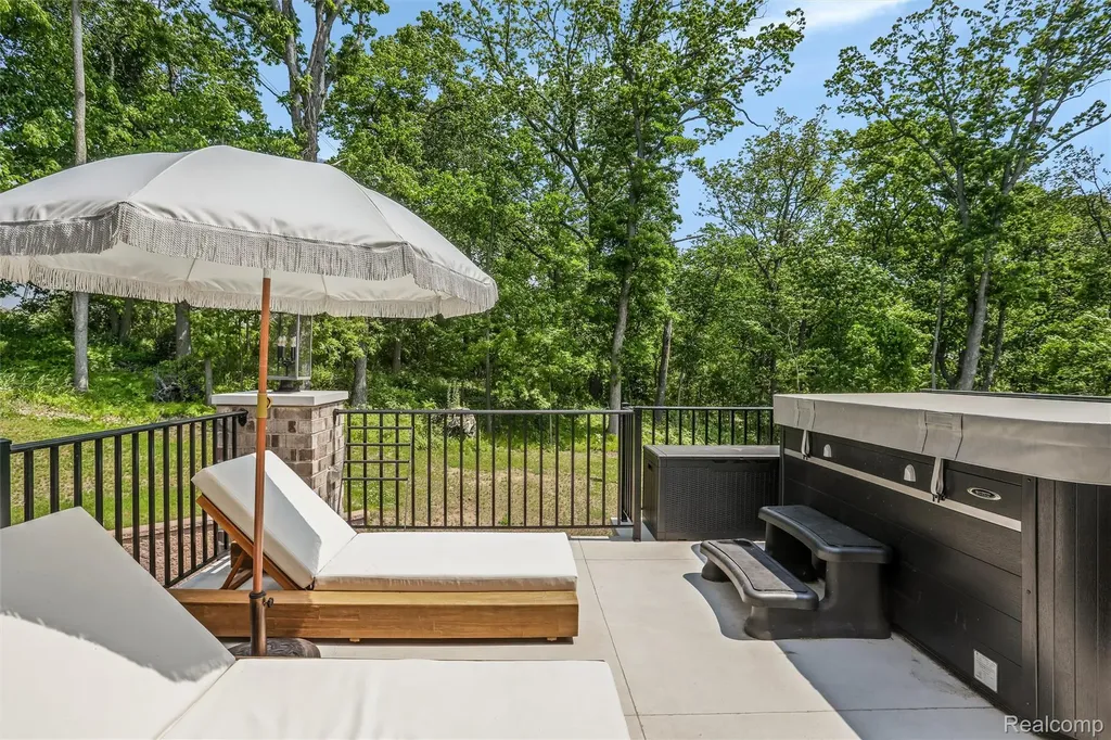 2584 Heights View Court Rochester City MI 48306