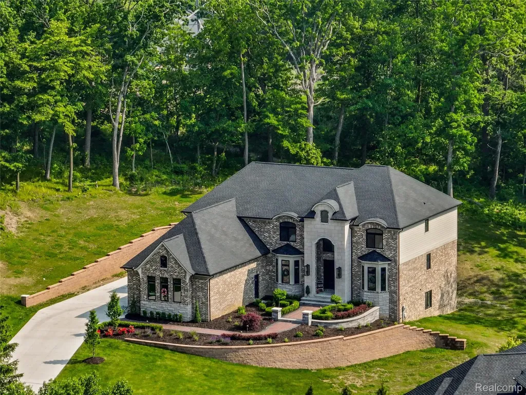 2584 Heights View Court Rochester City MI 48306