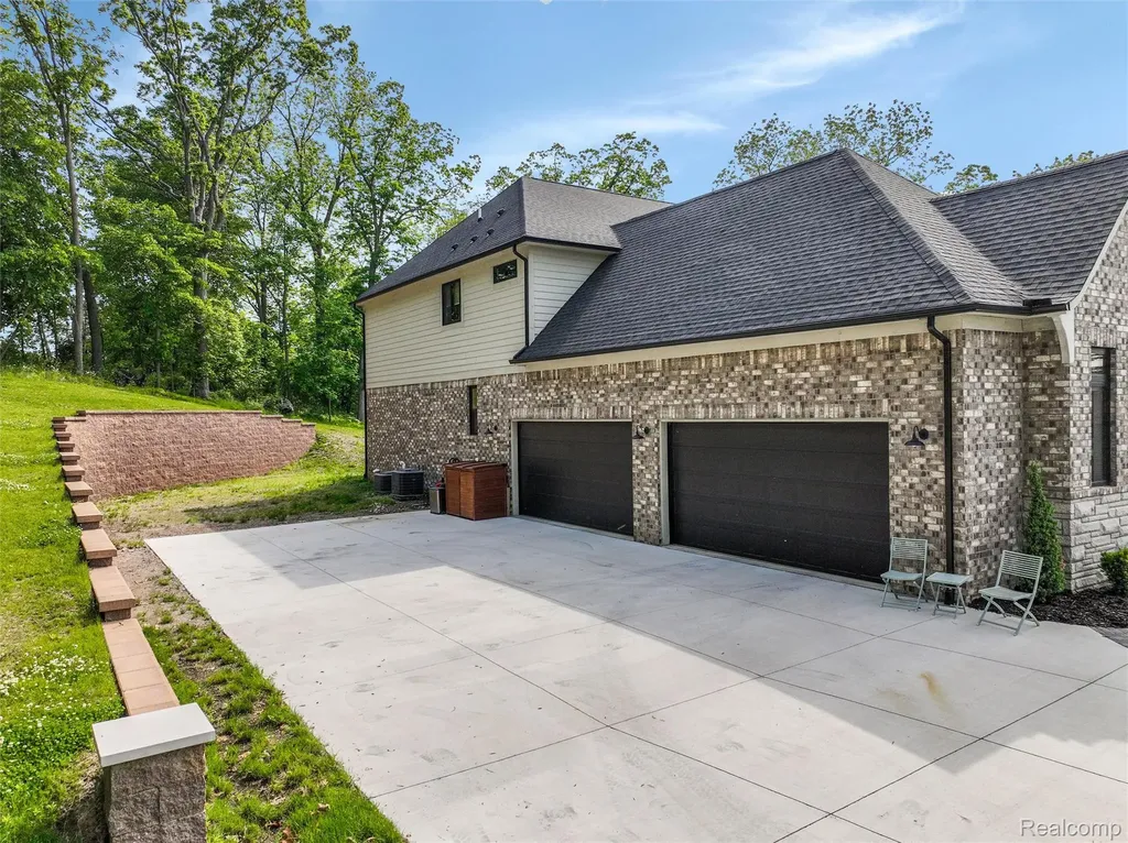 2584 Heights View Court Rochester City MI 48306