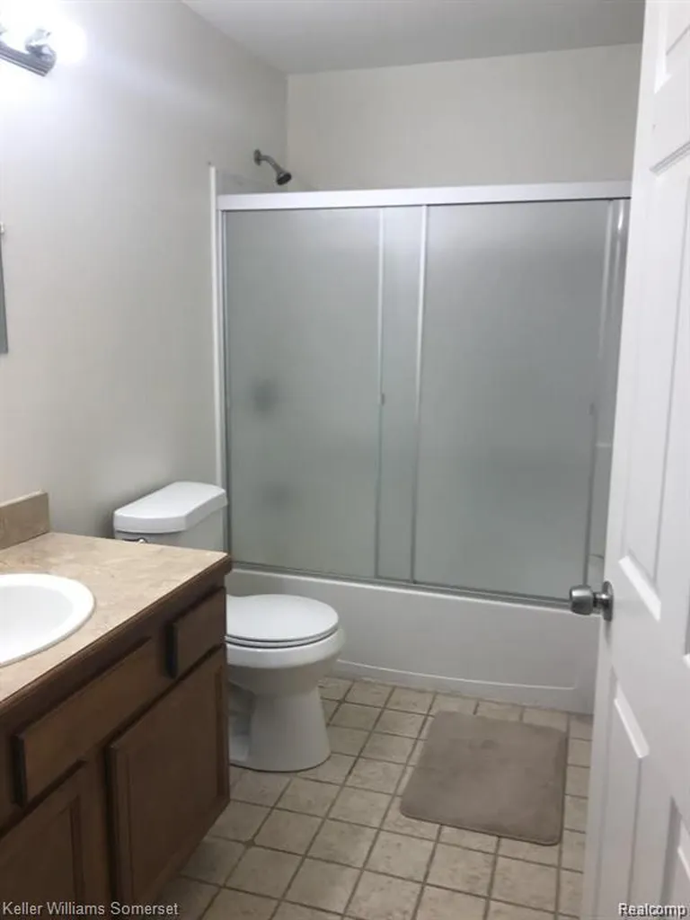 18541 Utica Roseville City MI 48066