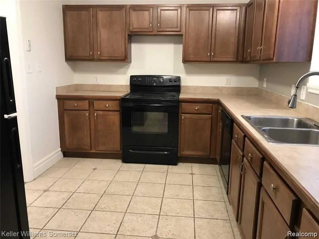 18541 Utica Roseville City MI 48066