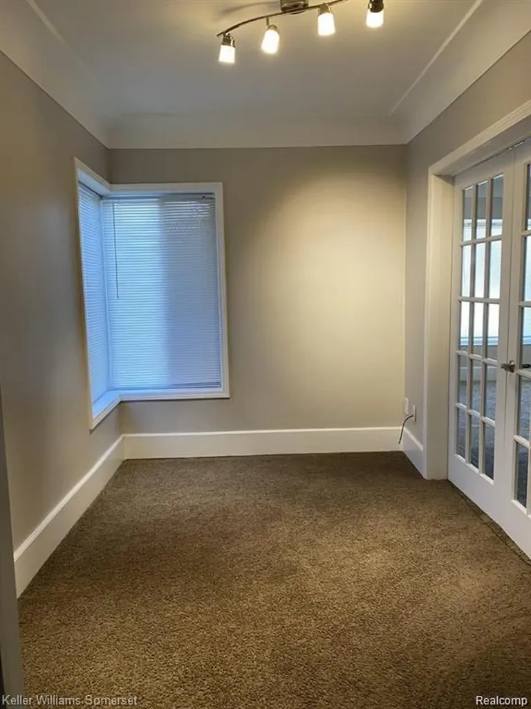18541 Utica Roseville City MI 48066