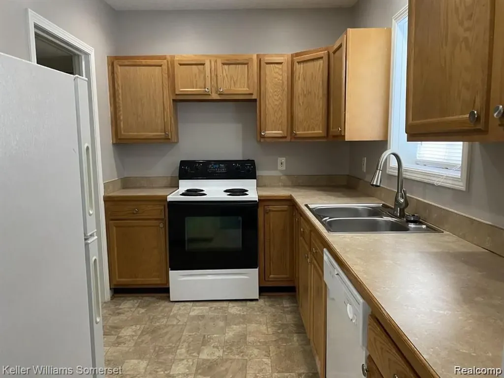 18541 Utica Roseville City MI 48066
