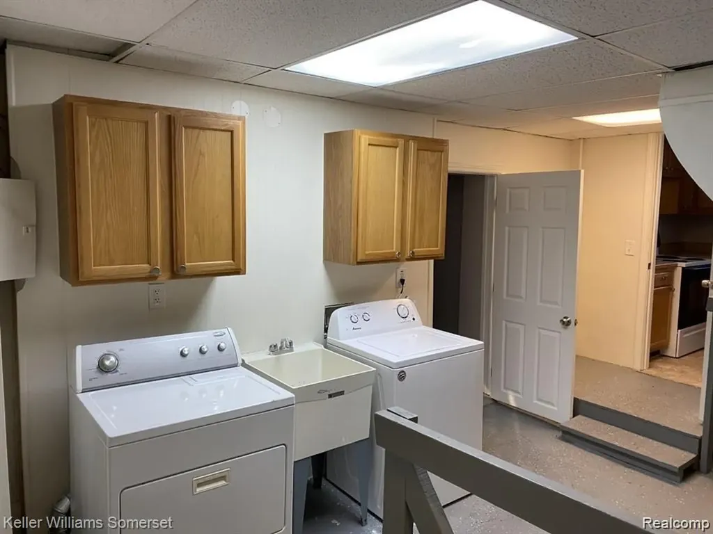 18541 Utica Roseville City MI 48066