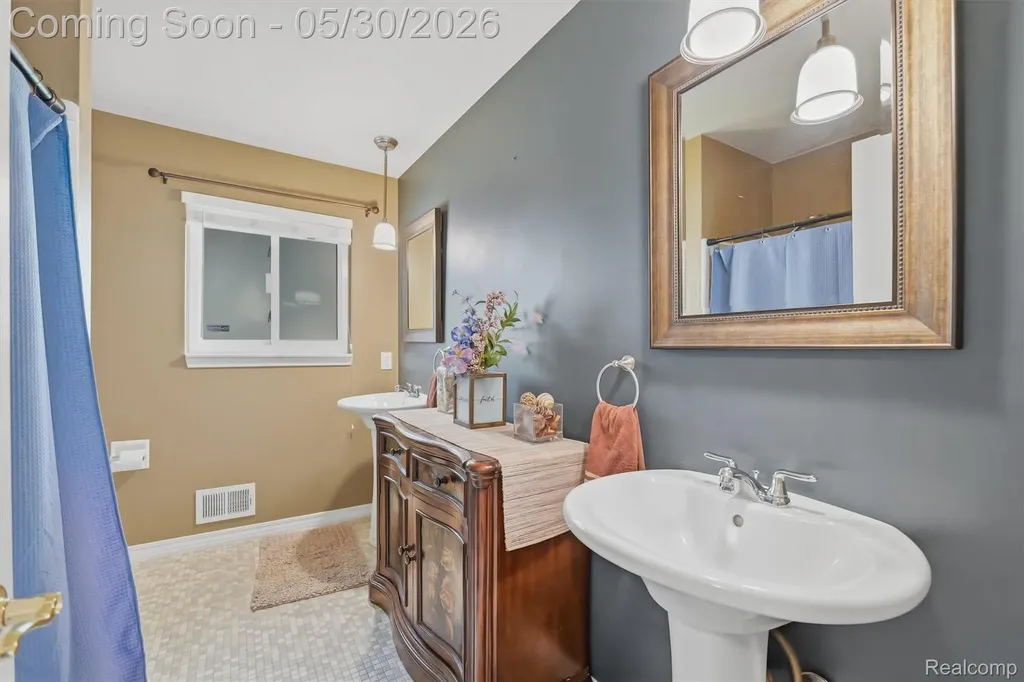 184 Carter Drive Troy City MI 48098