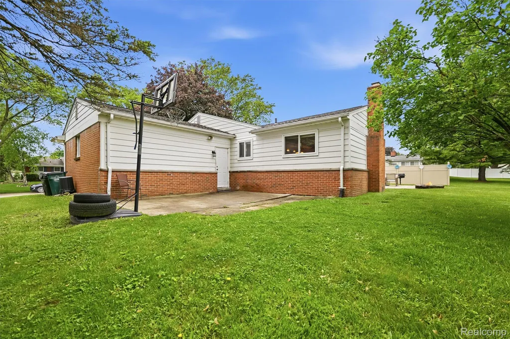 184 Carter Drive Troy City MI 48098