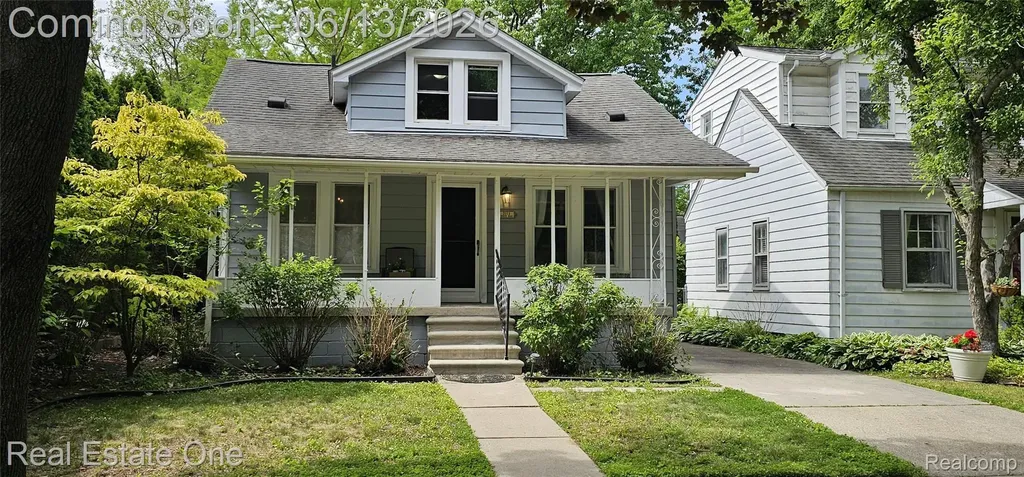 2073 Roslyn Road Grosse Pointe Woods City MI 48236