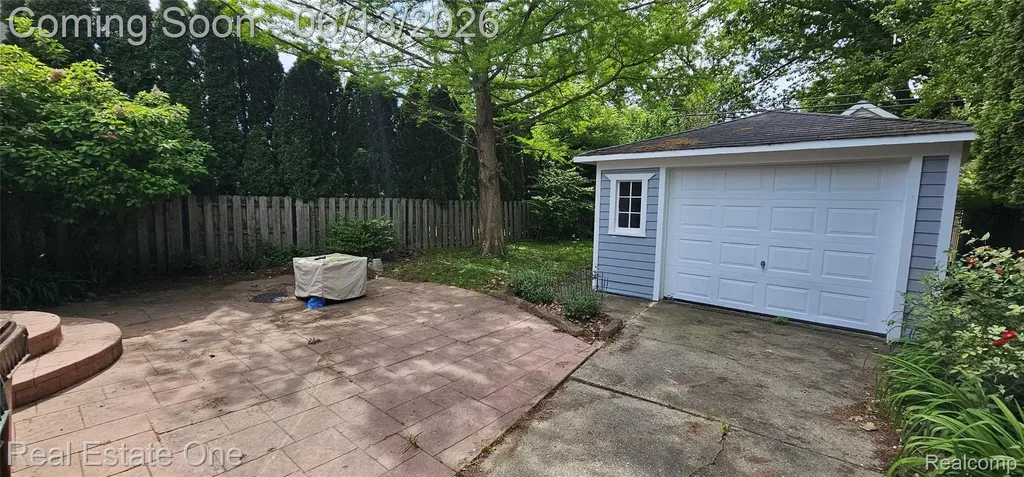 2073 Roslyn Road Grosse Pointe Woods City MI 48236