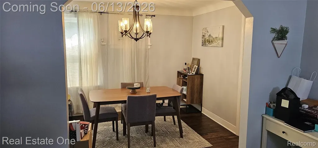 2073 Roslyn Road Grosse Pointe Woods City MI 48236