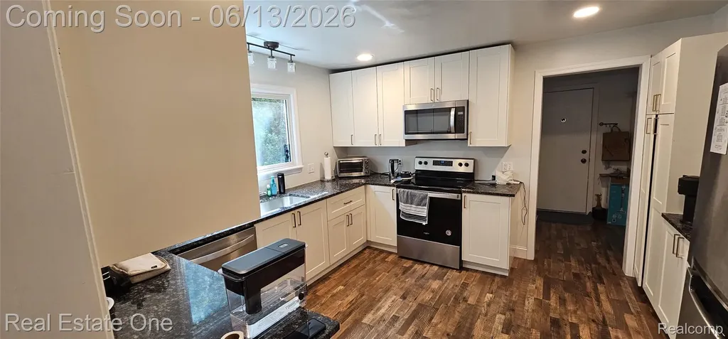 2073 Roslyn Road Grosse Pointe Woods City MI 48236