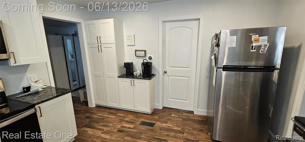 2073 Roslyn Road Grosse Pointe Woods City MI 48236
