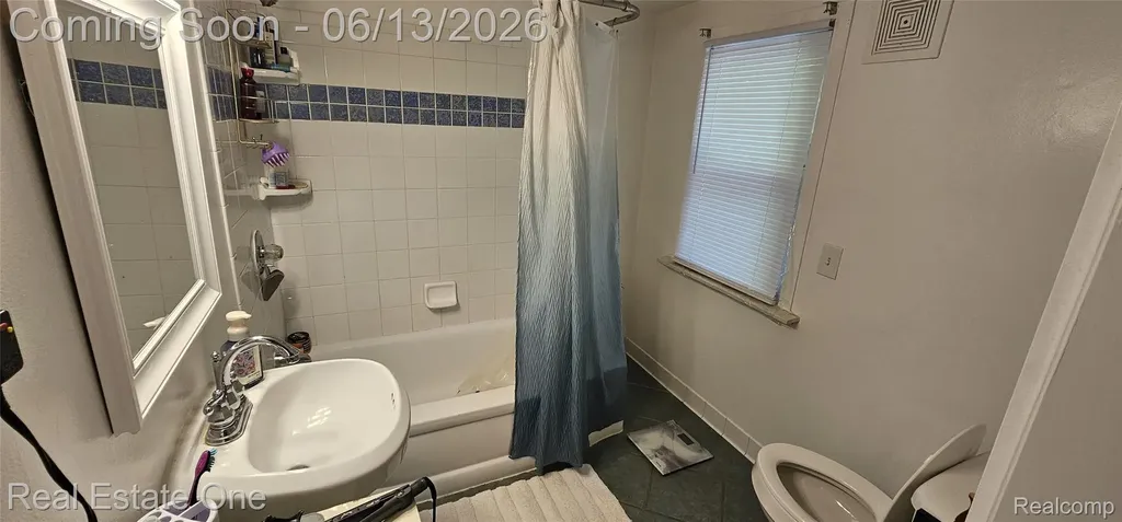 2073 Roslyn Road Grosse Pointe Woods City MI 48236