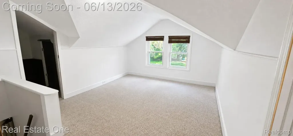 2073 Roslyn Road Grosse Pointe Woods City MI 48236
